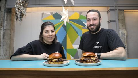 Singulario se reconoce sobre todo por sus hamburguesas, siendo pioneros en las recetas de smash burger en Santiago. En la imagen, Alba y Leo Otero, hermanos y administradores del establecimiento.