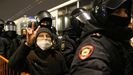 Una manifestante hace el signo de la victoria mientras es arrestada por un grupo de policas en San Petersburgo
