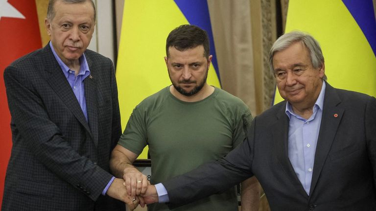Erdogan, Zelenski y Guterres estrechan sus manos tras la conferencia de prensa en Leópolis.