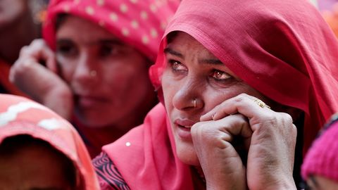 Devotas indias esperan para recibir una racin de comida tras un largo peregrinaje hasta el campamento de trnsito de Babughat 