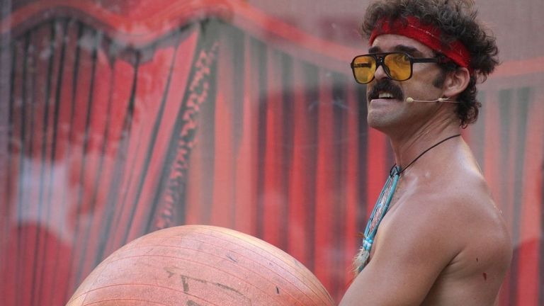 Wilbur recala este domingo con su humor y acrobacias en Santiago