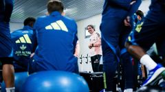 Guillermo Almada habla con sus jugadores en el gimnasio de El Requex�n