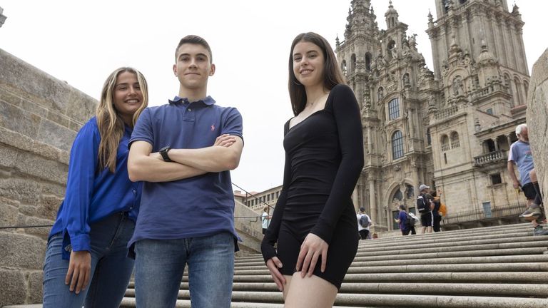 De izquierda a derecha, Marla Castelao, Julio Raposo y Erea Sanjurjo, estudiantes que realizaron la ABAU en Santiago y obtuvieron las mejores notas