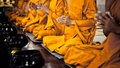 Imagen de archivo de monjes budistas rezando