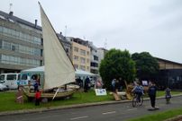 La carpa con la exposici�n y embarcaciones de Os Patexeiros en el paseo de Sada
