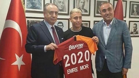 Emre Mor ya posó ayer con la camiseta del Galatasaray