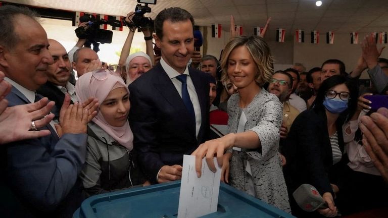 A sus 48 años, Asma al Assad padece leucemia mieloide aguda. Imagen de archivo votando junto a su marido, Bashar al-Assad.