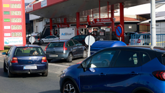 Colas en la ma�ana de este mi�rcoles en una de las gasolineras �low cost� del pol�gono de A G�ndara.