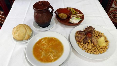 Cocido madrileo. Presentado en olla de barro y de manera individual, las tradiciones las respetan en el restaurante La Bola desde hace ms de 150 aos.