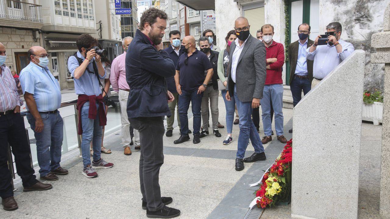 Espinosa, de azul, junto al monumento a Pardines