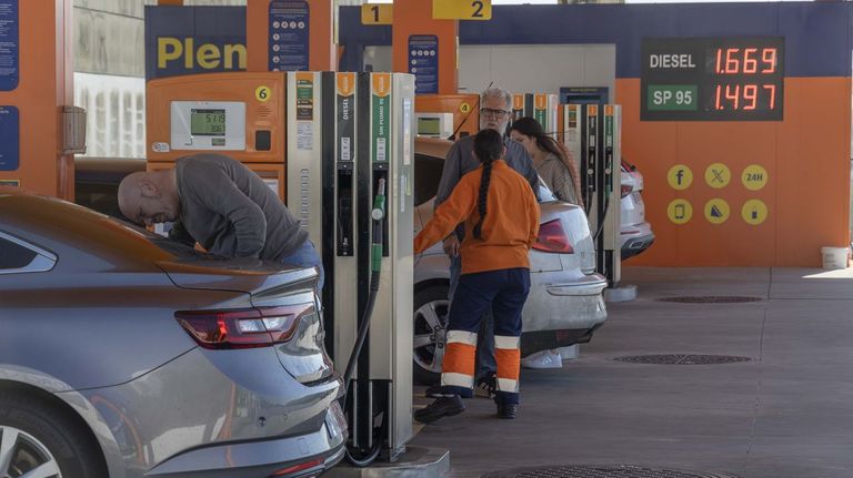 La operación salida llega con el diésel un 26 % más caro que hace un año