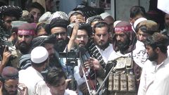 Un portavoz taliban habla a la multitud en la ciudad de Khost.