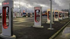 Electrolinera de Tesla en Xinzo de Limia, justo al lado de una estacin de servicio convencional a los pies de la autova A-52