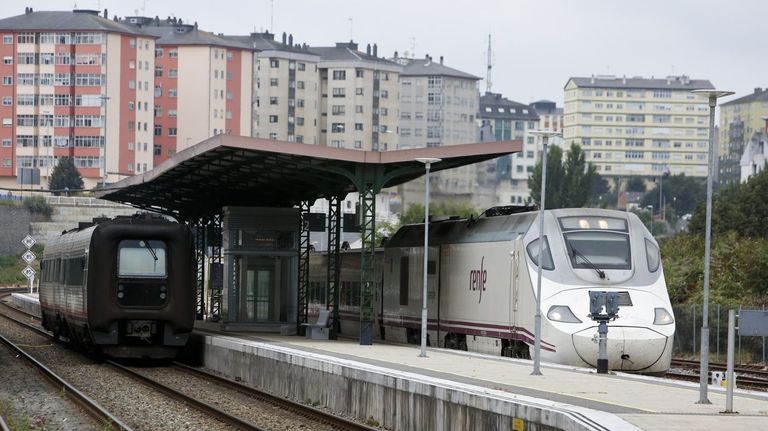 Imagen de un Alvia saliendo de la estación de tren de Lugo