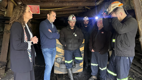 Adri�n Pumares, junto a los mineros encerrados