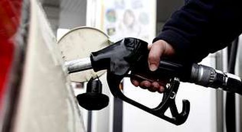 Llenar hoy el depsito de gasolina es casi un 10 % ms caro que hace un ao.