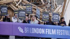 Pancartas en solidaridad con la huelga de actores de Hollywood, en el Festival de Cine de Londres.