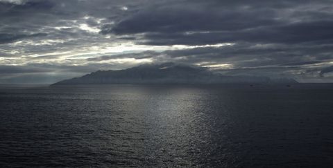 En la ficción, Néboa es una pequeña isla de 62 kilómetros cuadrados, enclavaba en el oceáno Atlántico y el mar Cantábrico