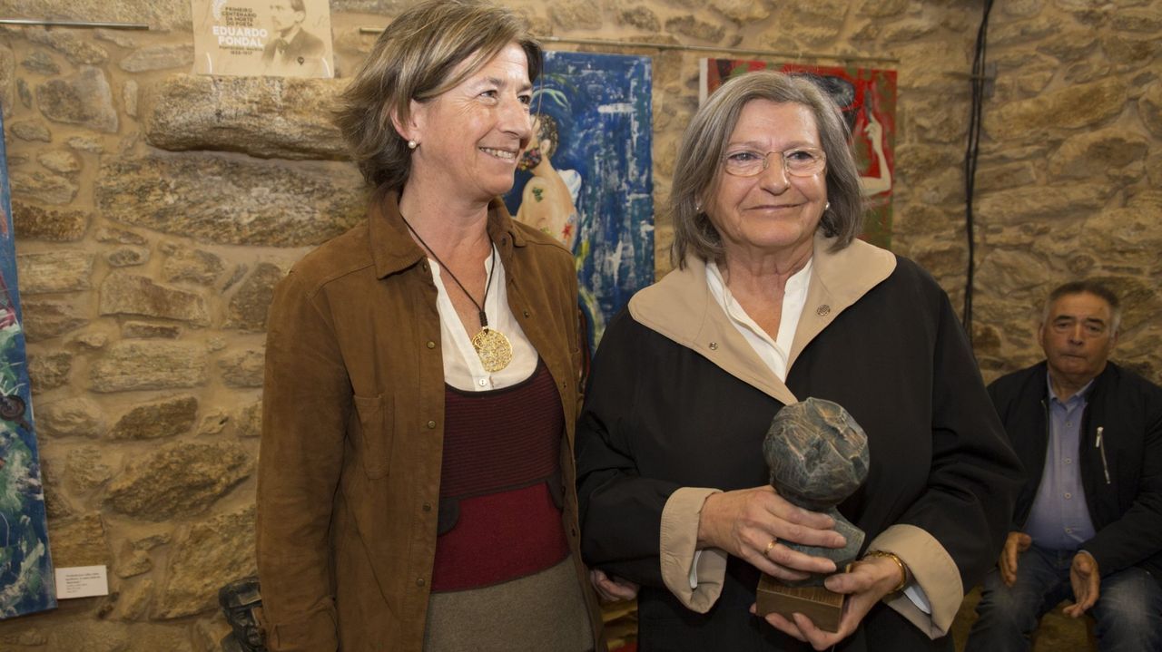 Parques infantiles que no son de cat�logo.Imagen de Mar�a Luisa Mart�nez Poch (a la derecha) cuando recibi� en Ponteceso, en mayo del 2017, uno de los Premios Bos e Xenerosos con que result� agraciada. Mart�nez Poch era muy apreciada por su gran humanidad