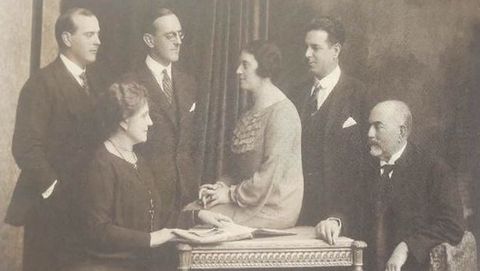 Sentados en sillas, Luca Canosa, esposa de Manuel Candia, y los cuatro hijos del matrimonio