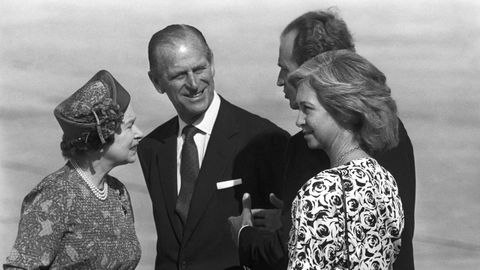 El duque de Edimburgo junto a la reina Isabel II y los reyes de España Juan Carlos y Sofía en el aeropuerto de Son San Juan, al término de una visita de Estado en España en 1998 