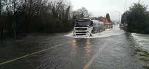 Las fuertes lluvias causaron problemas a los conductores de las carreteras comarcales. 