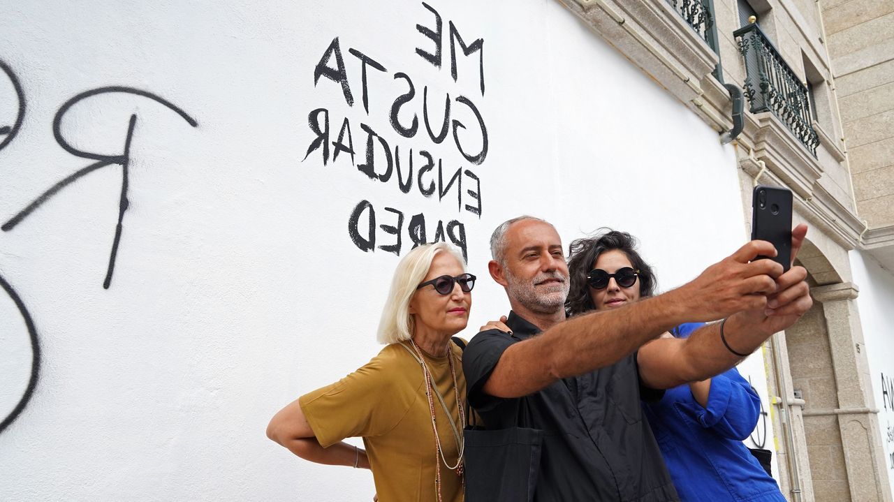 Las imgenes de la primera noche del Albario.Algunos artistas y allegados posando con el mural del artista Fernando Snchez Castillo.