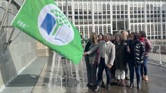 Las autoridades acadmicas, junto a la bandera verde del Campus Industrial de Ferrol