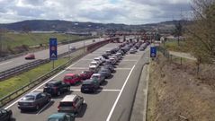 Dos kil�metros de atascos en el peaje de Sig�eiro