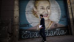  Un hombre camina frente a un mural en honor a Eva Perón en Buenos Aires. Hace 70 años, Argentina quedaba paralizada por su muerte. La  abanderada de los humildes  se convertía en un mito eterno, símbolo de una época e inspiración de musicales, películas y libros en todo el mundo.