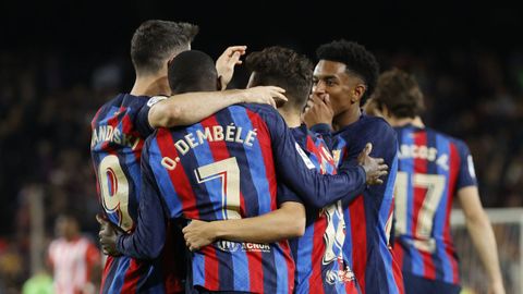 Jugadores del Barcelona celebran el gol de Ousmane Dembelé en el partido contra el Almería