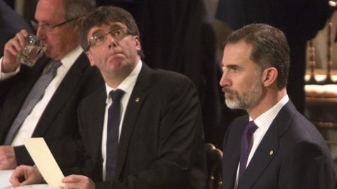 Felipe VI y el presidente de la Generalitat, Carles Puigdemont. 