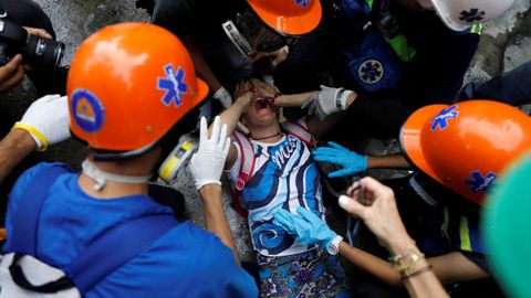 Un herido durante una protesta contra el Gobierno es atendido por los servicios de emergencia