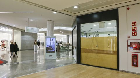 En la imagen, a la derecha, el local donde Florentino abre este sábado su nueva tienda de Odeón, frente a Zara, tras haberse trasladado del espacio que ocupaba en la planta superior