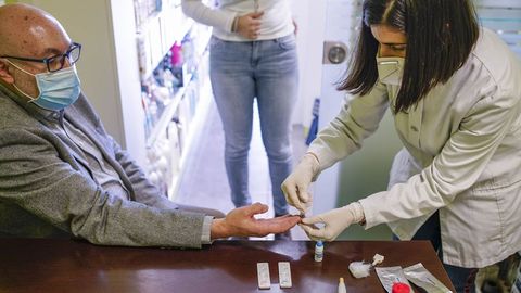 En cinco concellos de Ourense los test de antgenos se hacen en las farmacias desde el mes pasado