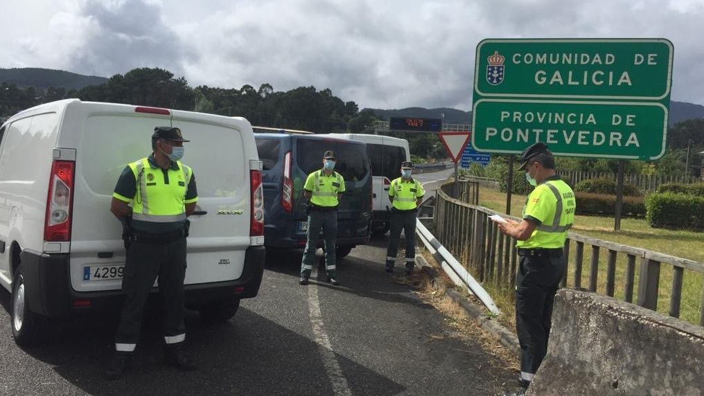 Las v&iacute;ctimas del Alvia recriminan a Pablo Iglesias su silencio sobre sus demandas ahora que est&aacute; en el Gobierno.CAMUFLADAS. Las tres furgonetas, este fin de semana en la autov&iacute;a A-52, antes de iniciar el servicio de vigilancia. Dos son blancas y una azul