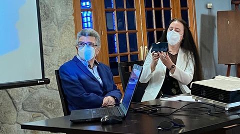 Justo Firvida y su mujer, también médica, durante el homenaje que le tributaron sus compañeros