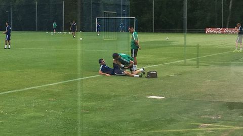 Joselu siendo atendido tras dolerse en un remate durante el entrenamiento