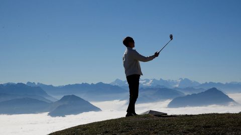 Un hombre se saca una foto en la cima del Monte Rigi, en Suiza