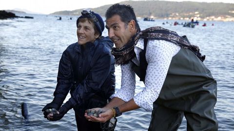 O cocieiro Paco Roncero visita s mariscadoras no marco das Xornadas do Berberecho de Noia