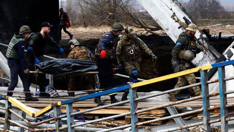 Los servicios de emergencia retira el cuerpo de un civil muerto en los ataques sobre Irpín.
