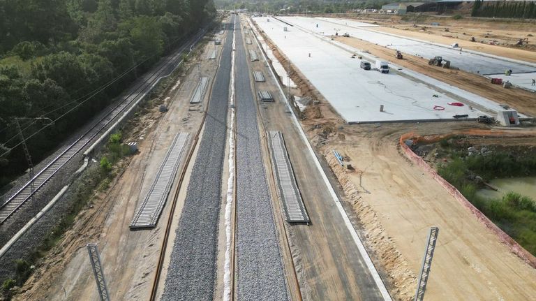 El tren se abre paso en el mayor polígono industrial de Galicia