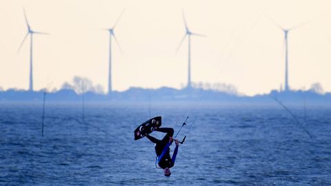 Kitesurf sobre el ro Weser, en Alemania