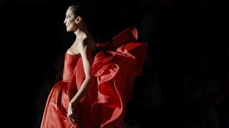 Nieves Álvarez, la musa de Stéphane Rolland en su primer desfile en España