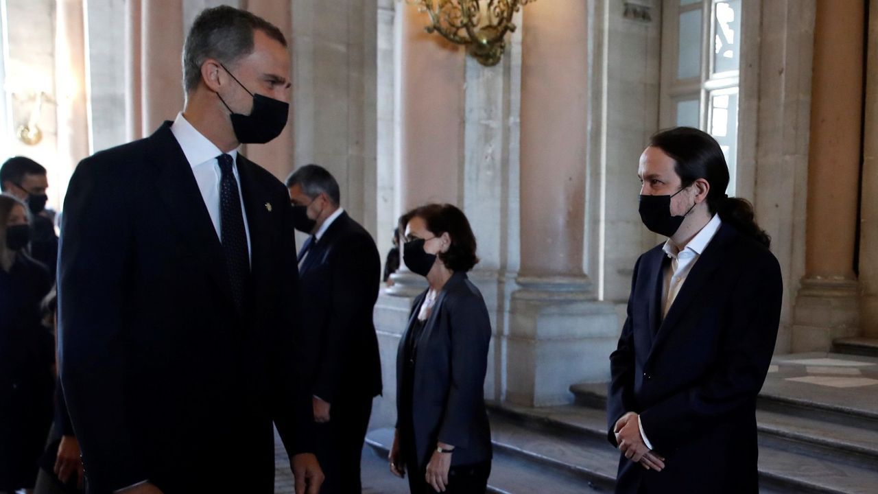 Felipe VI saluda al vicepresidente segundo del Gobierno, Pablo Iglesias, el pasado julio