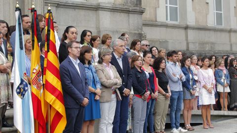 El presidente de la Xunta, Alberto Núñez Feijoo y varios conselleiros en el minuto de silencio que ha realizado esta mañana parte del gobierno gallego en la sede de la Xunta