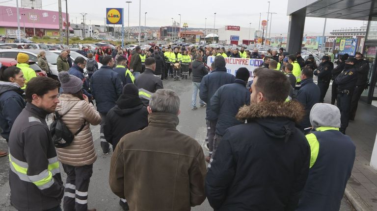 Un juzgado de Ferrol condena a Lidl a indemnizar con 50.000 euros a 76 empleados de la plataforma logística de Narón por obstaculizar una huelga