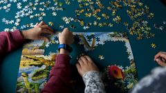 Imagen de archivo de unos niños haciendo un puzzle
