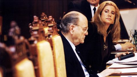Fernández Albor, ya como expresidente de la Xunta, es captado en esta imagen junto a la diputada María Jesús Sainz, en una reunión del PP 