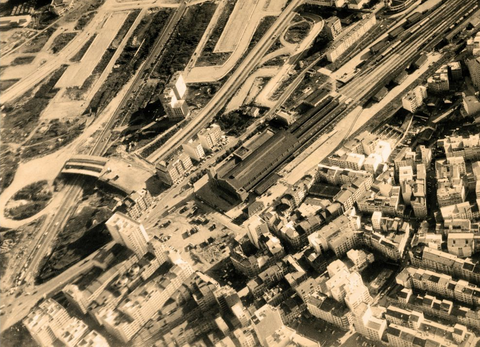 Vista erea de la estacin en 1971, con las obras de urbanizacin de Elvia y la construccin de la ronda de Outeiro.